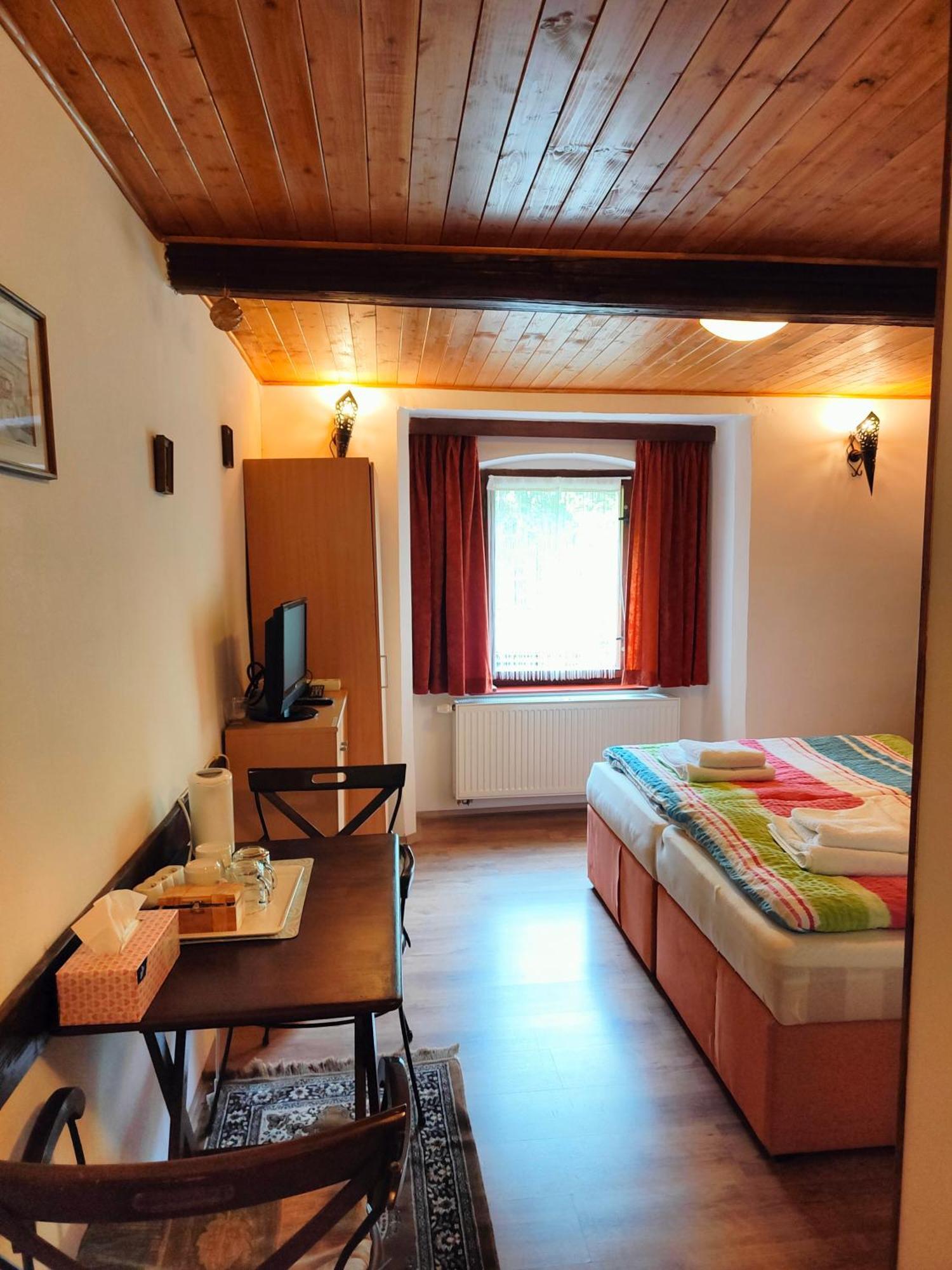 Bed And Breakfast Tvrz Velká Bukovina Exterior foto